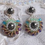 BO Ode Verde e Roxo criado com contas redondas peroladas, facetas achatadas e contas douradas de sementes