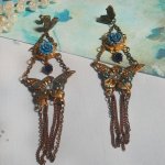 Borboletas iridescentes criadas com Zircónio, cristais Swarovski, cabochões de resina, vários acessórios e contas de vidro boémio