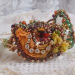 Pulseira lunar veneziana bordada com fita de seda, cabochons facetados, cristais Swarovski e missangas mágicas