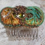 Penteado lunar veneziano bordado com fita de seda, cristais Swarovski, contas mágicas e missangas de sementes