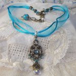 Colar pendente Lady in Blue montado com cristais Swarovski, espaçadores de flores, copos de folhagem e fitas