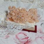 Pulseira Idylle Beauty bordada com cristais Swarovski, facetas, contas redondas, contas de sementes com um fecho e corrente dourados