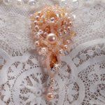 Broche de beleza Idylle bordado com cristais Swarovski, pérolas redondas e pérolas de sementes