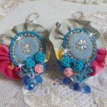 BO Far West bordado com tecido de ganga, rosas de resina, cristais Swarovski, contas diversas, missangas de sementes e dormentes de prata 925/1000 e outras contas