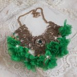Colar Belle Emeraude com flores de tecido, cristais Swarovski e missangas de sementes