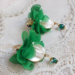 BO Belle Emeraude criado com belas pérolas e flores em tecido verde e dormentes