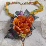 Colar pendente Douceur de Printemps criado em porcelana fria e várias pérolas
