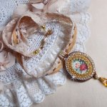 Reflets de Rosée colar pendente, pérolas de pérolas, cristal Swarovski e renda.
