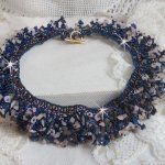 Colar de flores de coral com contas de sementes e pedras semi-preciosas tais como Quartzo, Sodalite e Lápis Lazuli.