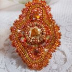 Anel Rumba bordado com um belo cristal Swarovski laranja, facetas e missangas de sementes Miyuki