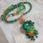 Colar Iris verde bordado com algodão DMC verde esmeralda, cristais Swarovski, contas de resina e contas de sementes