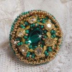Anel de íris verde bordado com um cabochon Mirror com tagarelas de cristal Swarovski