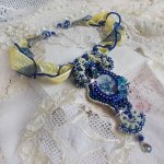 Colar pendente Haute-Couture Blue Palace com contas de sementes coloridas e cristais Swarovski
