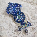 Pregadeira Blue Palace Haute-Couture bordada com cristais Swarovski, contas redondas de pérolas, facetas de vidro boémio e contas de sementes