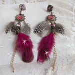 Navajo Fuchsia e Brown BO com contas de vidro, cristais Swarovski e plumas