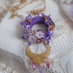 Colar pendente Laureline bordado com algodão DMC roxo, cristais Swarovski e flores foscas.