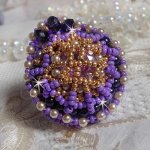 Anel Laureline bordado com pérolas redondas achatadas e um cabochon de cristal Swarovski