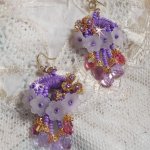 BO Laureline bordada com cristais Swarovski, algodão roxo DMC, flores Lucite e missangas de sementes