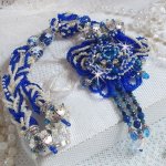 Colar de flores de lótus bordado com pérolas venezianas Capri Blue/White e cristais Swarovski