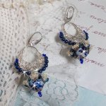 BO Flores de Lótus montadas com Contas Venezianas Capri Azul/Branco e Conectores de Velas de Meia-Lua