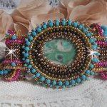 Pulseira de punho Cheyenne bordada com uma pedra preciosa, um rubi Fuchsite com contas de sementes Miyuki e contas de sementes checas.