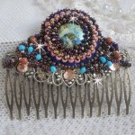 Bonjour Paris Hair Comb bordado com um cabochon de resina, pedras preciosas (Pedra de Ouro ou Pedra do Sol), contas redondas e contas de sementes