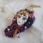 La Passionnée de Venise pingente bordado com fita de seda Shibori, missangas semipreciosas Sugilite, cristais e missangas diversas