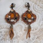 BO Amber Romance criado com uma pele de vaca cor de caramelo, cristais Swarovski