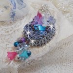 Mademoiselle Bluse Haute-Couture pingente bordado com cristais Swarovski, flores de resina, contas de pérolas, contas de sementes e uma corrente de prata 925