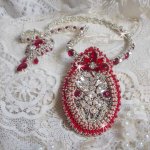 Colar Drigon Red bordado com cristais Swarovski vermelhos, contas de sementes de prata, strass, fivelas e correntes de prata 925/1000