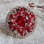 Drigon Red ring bordado com um cabochão de cristal Swarovski vermelho, luneta de prata e missangas de sementes