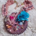 Colar Jardin Poétique com renda, cristais Swarovski, pérolas, contas de sementes, prata dourada 18K e pérolas semi-preciosas