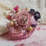 Anel de Jardim Poético bordado com linho, renda fina, cristais Swarovski, folha de madrepérola, flores Lucite, contas de vidro e contas de sementes 