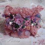 Pulseira Jardin Poétique bordada com renda Old Rose Antique, cristais Swarovski, acessórios banhados a ouro 18 e 24 quilates, madrepérola, pérolas e pérolas de sementes
