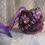 Pulseira de pedra púrpura chinesa bordada com pedras finas: Sugilites, cristais Swarovski, missangas de sementes e uma fita Organza púrpura