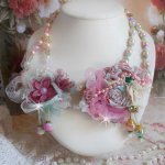 Colar Douceur Poudrée Haute-Couture criado com renda, cristais Swarovski, Jade, pérolas, acessórios banhados a ouro Flash em latão de 24 quilates e rocailles.