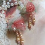 BO Douceur Poudrée criado com fitas Organza, tule, cristais Swarovski, contas de vidro boémio e rocailles
