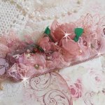 Pulseira Douceur Poudrée com renda fina rosa, cristais Swarovski, contas de vidro, contas de sementes e acessórios folheados a ouro
