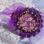 Anel Romântico Lady Ring bordado num tecido de linho rosa com contas de sementes Pink, Iris, Purple e Peach 