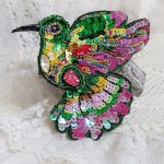 Broche Colibri Hibiscus brodée avec sequins, perles verres et perles Cristal Swarovski