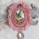 Broche Amour d’oiseaux brodée avec cabochon porcelaine de limoge, perle cristal, dentelle et pendentif cristal de verre