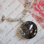 Colar pendente de Coco bordado com cristais Swarovski e um medalhão de cristal fumado
