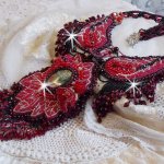 Colar cardeal bordado em vermelho e preto com Jasper vermelho, contas de ónix e cristais Swarovski