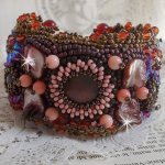 Pulseira Topaz Cuff bordada com um disco de mogno perolado, ametista, coral rosa claro, cristais Swarovski e contas de sementes