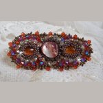 Clipe de cabelo Topaz bordado com um cabochon em mogno madrepérola, cristais Swarovski e missangas de sementes