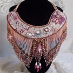 Colar Rosa Eterna bordado com pedras semi-preciosas e cheio de contas de várias qualidades