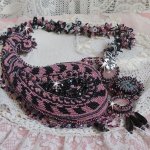 Colar plastrão Ville d'un Soir Noir et Rose, um reflexo de luz bordada com cristais de Quartzo e Swarovski