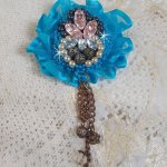 Belle Epoque Haute-Couture broche é bordado com cristais Swarovski, pérolas redondas, encantos, fitas e missangas de sementes