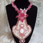 Colar de lírios cor-de-rosa com gema de Howlite branca, contas de sementes, rendas e várias contas estilo Haute-Couture