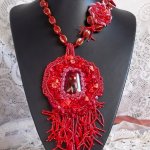 Colar pendente de coralie bordado com abundantes pedras semi-preciosas.